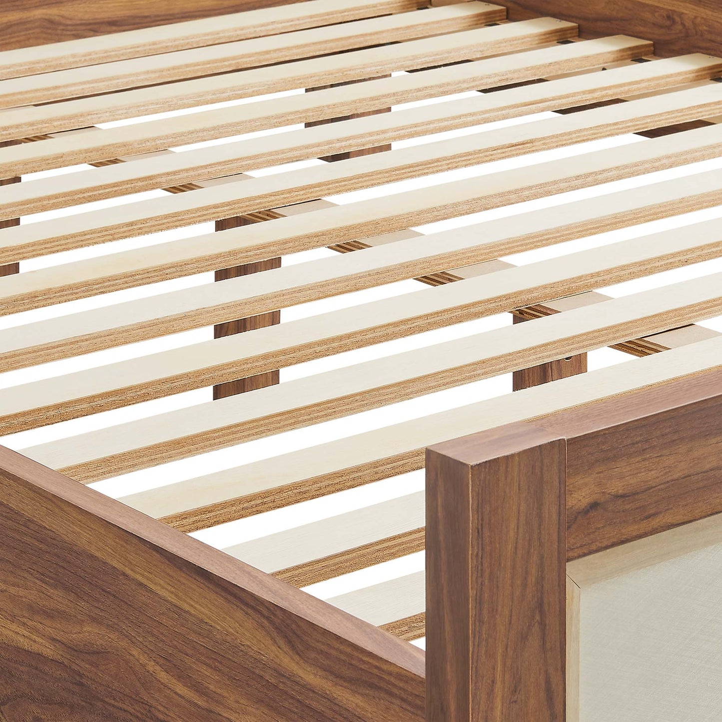 Sorrel Wood Grain Queen Platform Bed in Walnut
