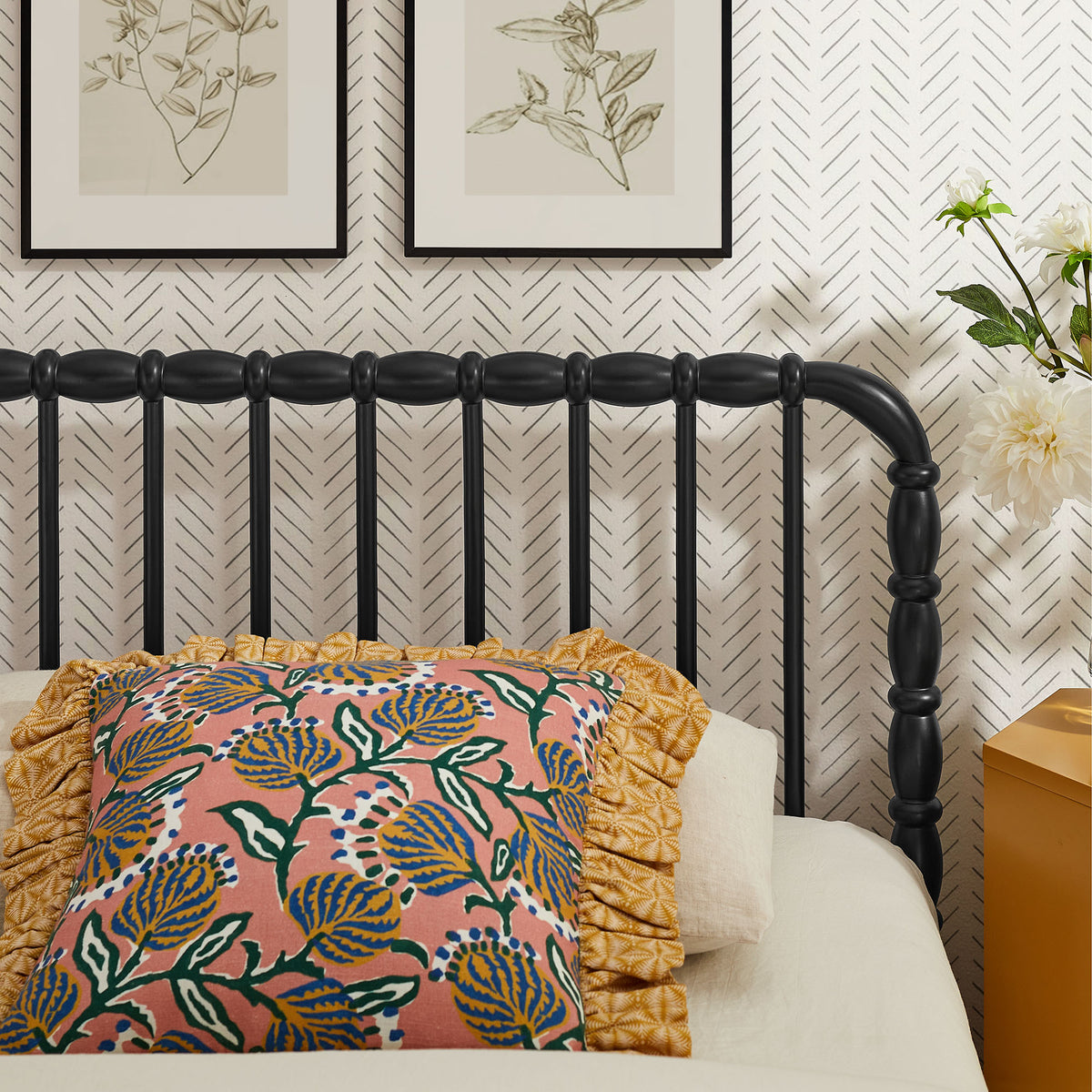 Arlette Twin Size Wood Spindle Bed Frame in Black